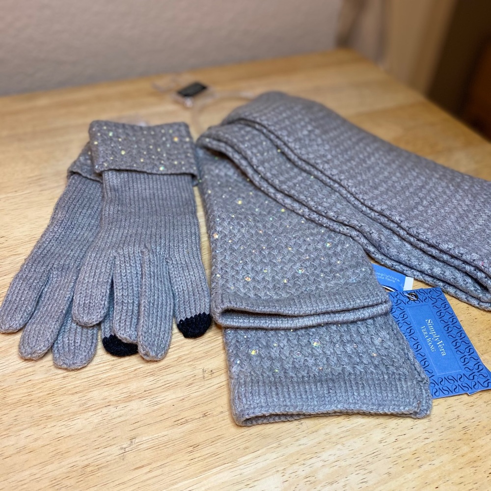 NWT Vera Wang Touch Screen Gloves and Scarf Set